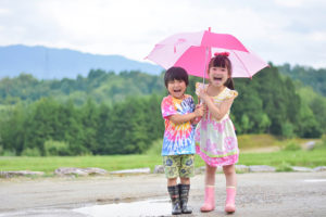 傘のサイズは子供の身長に合わせて！選び方・測り方の目安やコツは？