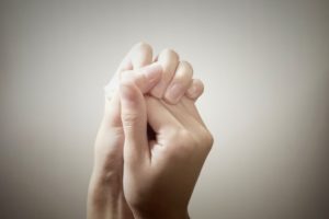 手足が冷たい高齢者のための気功体操。冷え性の女性にもおすすめ